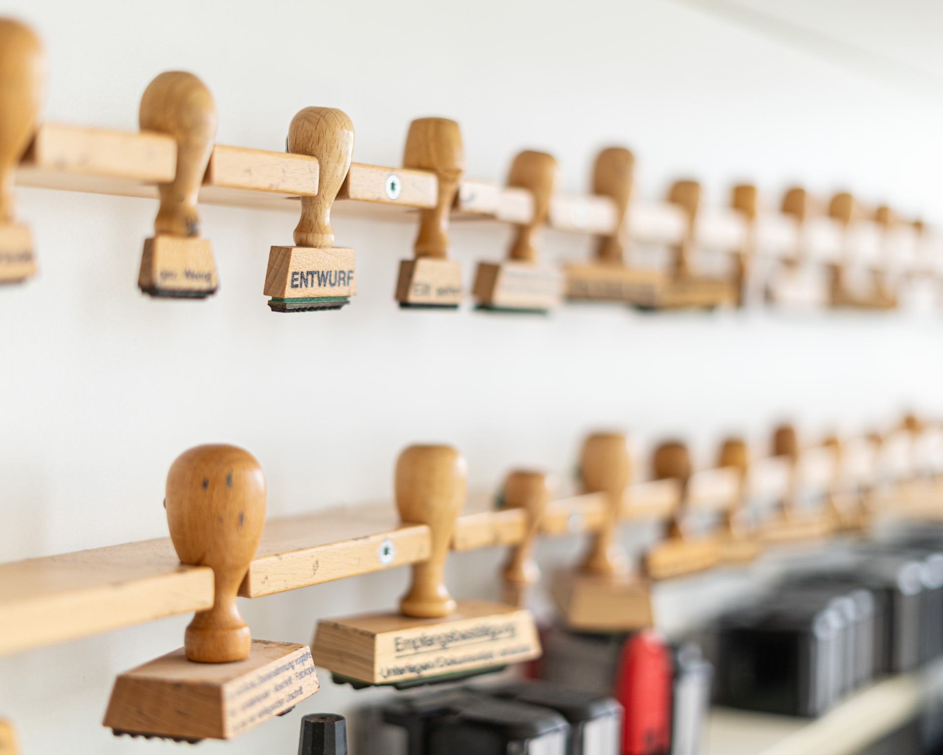 Notare-Wenz-Schueller-Office_DSC2397 An einer Wand hängen diverse Holzstempel